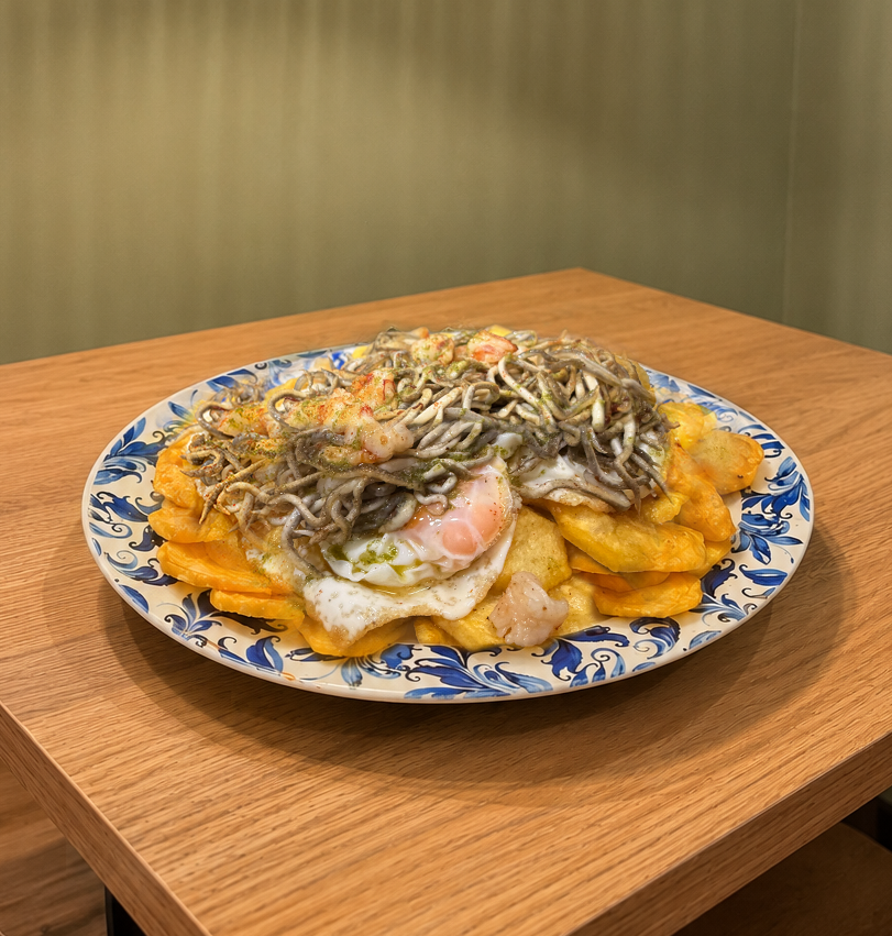 12. Huevos Rotos con Gulas y Gambas